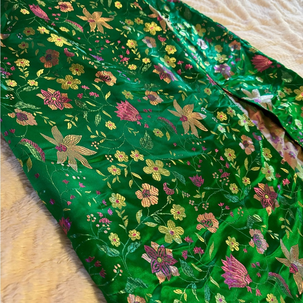 Stunning Lulu's Emerald Satin Dress with Floral Accents Medium Biophilic - Picture 7 of 9